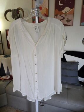 BE COOL White Button-Front Short Sleeve Blouse